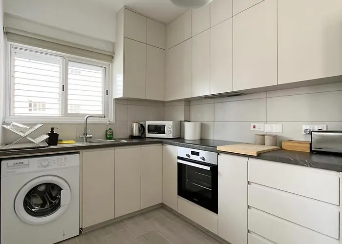 Apartmán Unlock The Island - Local Insights For Your Larnaca